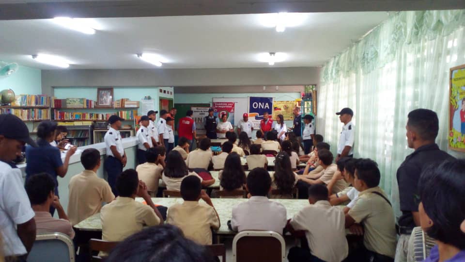 snantidrogas_ve's tweet photo. #Entérate | Desde la U.E Manuel Felipe Tovar del municipio Valencia, la @ONACarabobo realizo la actividad “Rescatando Valores” enmarcada en el “Regreso a Clases de la mano de tu Cuadrante de Paz”, dirigida a la población estudiantil de la institución @ONAoficial @ppgrillo66 https://t.co/XL1q8Tlu1A