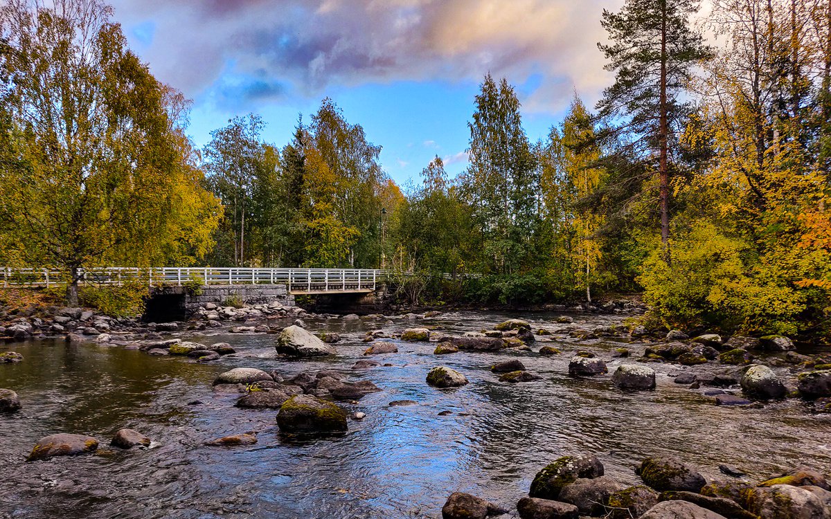 jargonkuvatfi's tweet photo. Aina jaksaa ihmetyttää millaisia paikkoja on näkemättä aivan tuttujen reittien läheisyydessä. Eilen pieni poikkeama Nelostieltä länteen Viitassaarella ja saavuin Huopanankoskelle. #huopanankoski #viitasaari #visitfinland https://t.co/zUB3goHFqr