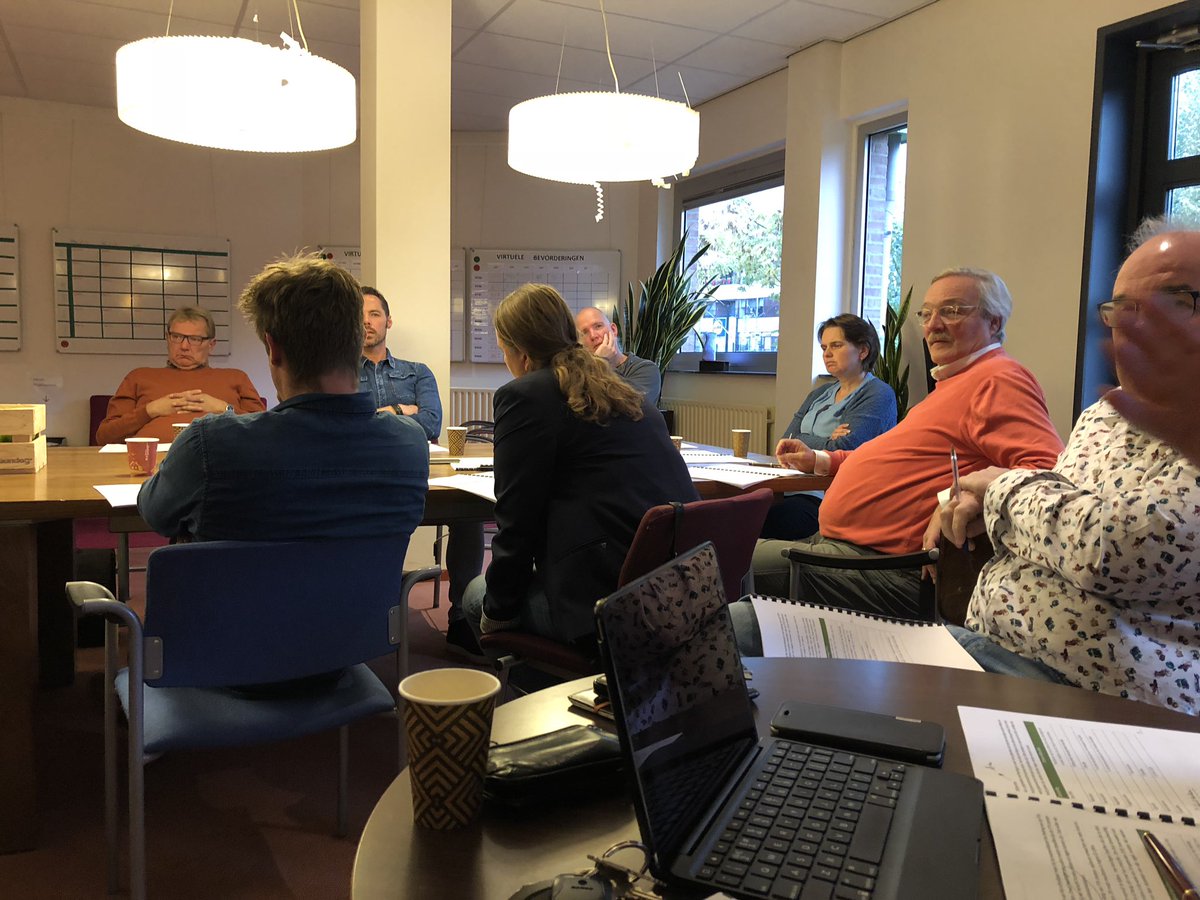 “Pizza-sessie” op t Rombouts. Klein team, geen maandagmiddagvergadermoment meer, maar avond met eten en teambijeenkomst. Topteam! #lvo #parkstad