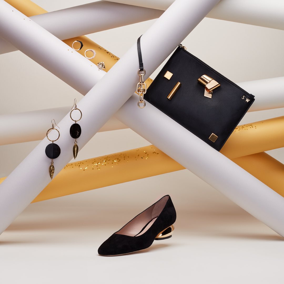 Découvrez l’univers de <a href="/Mlle_Jules/">Mademoiselle Jules</a> 
- Chaussures: <a href="/StuartWeitzman/">Stuart Weitzman</a> 
- Boucles d’oreille: <a href="/StyleSoOriginal/">Style So Original</a> 
- Bagues: <a href="/swarovski/">swarovski</a> 
- Sac: <a href="/StuartWeitzman/">Stuart Weitzman</a>