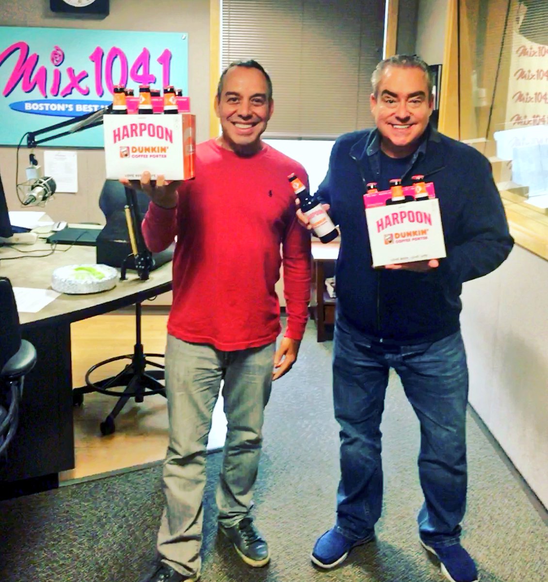 FastFreddyMurph's tweet photo. #Dunktoberfest 😆🍻
Woo-Hoo! We got our hands on the brand new “Harpoon Dunkin Coffee Porter”! 🍻 #Coffee #Beer #WinWin 🎉 #packierun #Boston #Cheers
@GreggDaniels @Mix1041
@dunkindonuts @DunkinBoston @harpoonbrewery #lovecoffee #lovebeer #lovelife #ad #partner https://t.co/WGq2XlgiAY