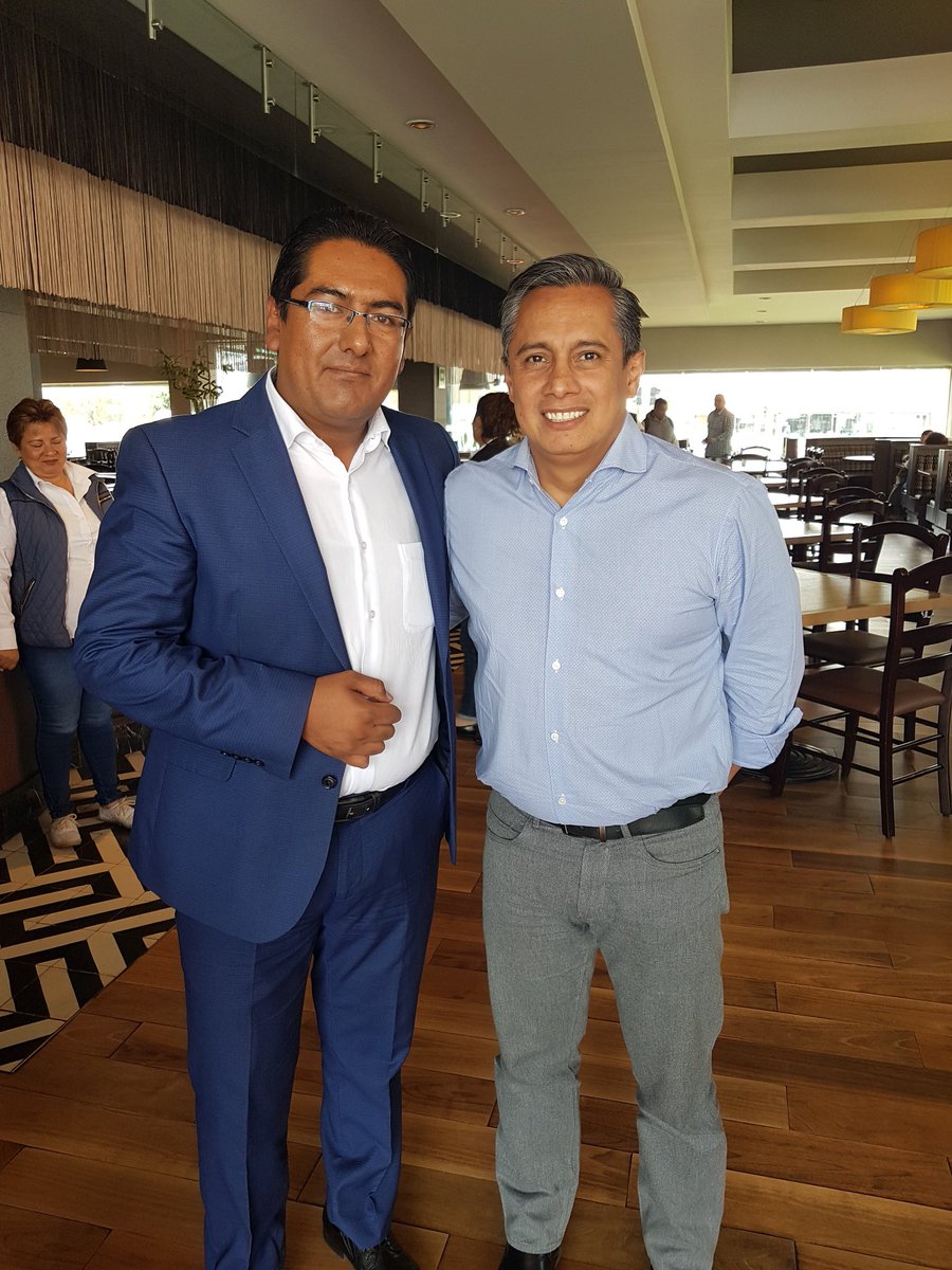 jesuscabreravid's tweet photo. Directores y Rectores acompañamos al Secretario de Educación @AlvizarNacho y la Subsecretaria de Educación Superior @monbarsa a la firma del acuerdo de colaboración entre SEP Puebla y la Fundación Movimiento es Salud A.C dirigida por el medallista Fernando Platas. #Ponteal100 https://t.co/CRIV9b6Ots