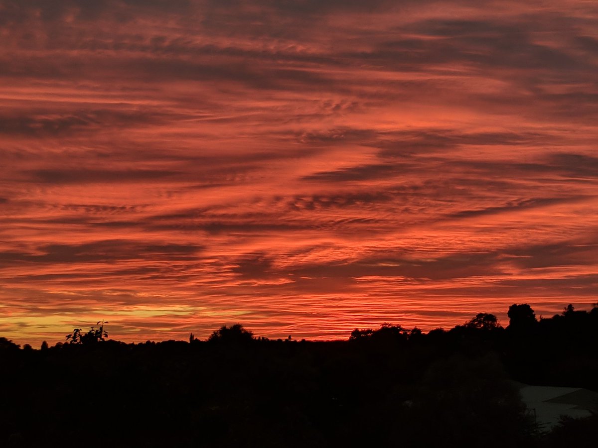 NMonners's tweet photo. Stunning #sunset over #Hertford this evening https://t.co/kwOFaIX1N4