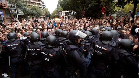 Atenció‼️

El jutge cita als 24 agents imputats per les càrregues de l'1-O a Bcn entre el 13 i el 23 de novembre

➡️ Citen com imputats 4 dels 8 inspectors que van estar en terreny el #1O 

➡️ Seguirem treballant contra l’impunitat #SomDefensores

m.eldiario.es/catalunya/poli…