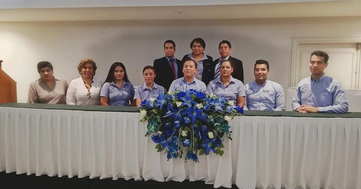 ameemcti's tweet photo. DR. Oscar Cabrera Avendaño, presidente de la AMEEMCTI, realiza la toma protesta al Comité Directivo de la Asociación Veracruzana de Enfermeras en Terapia Intensiva (AVETIAC), que preside  Emanuel Arroniz González, en el simposio “Tópicos Selectos en Cuidados Intensivos”. https://t.co/4kmUQaIjiU