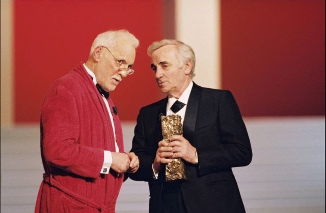 franceinter's tweet photo. 🎬 @LtDelmas : "Il a réussi à tenir tête à cette grenade d'acteur génial qu'était Serrault, dans 'Les Fantômes du chapellier'... Avec ce jeu, avec ce qq chose dans la voix..."

#CharlesAznavour
#AznavourParAznavour 
#hommage

https://t.co/fUaVAqAv7a https://t.co/I6YIUIprna