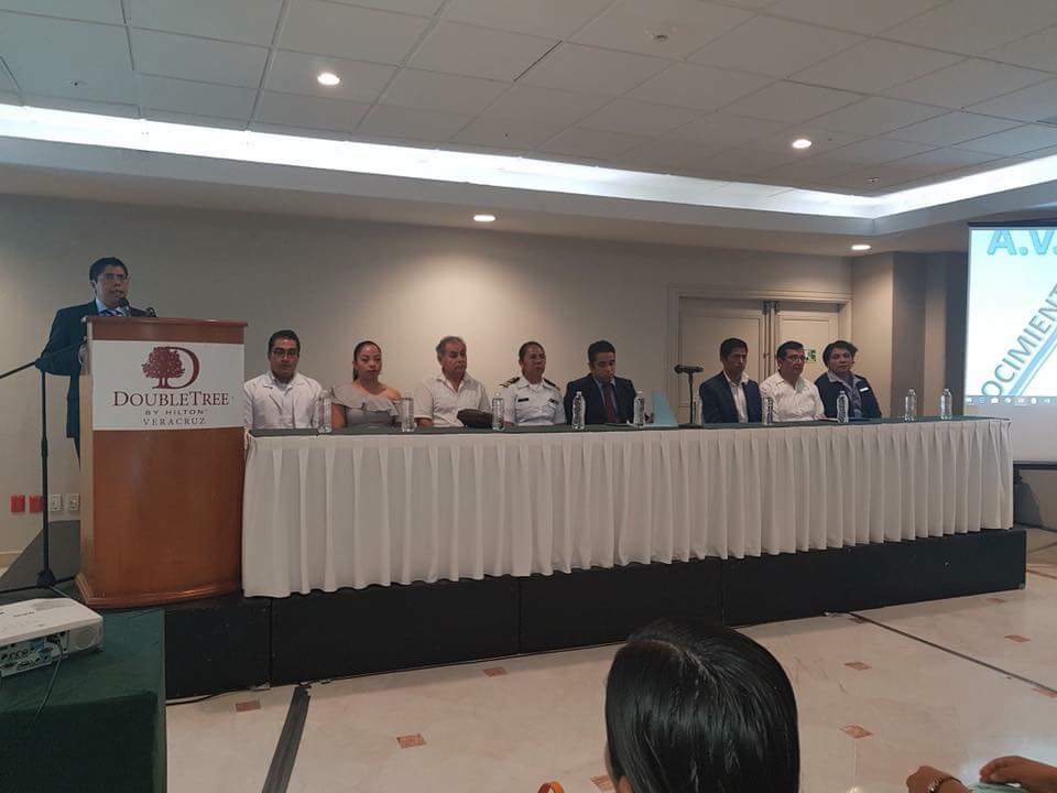 ameemcti's tweet photo. DR. Oscar Cabrera Avendaño, presidente de la AMEEMCTI, realiza la toma protesta al Comité Directivo de la Asociación Veracruzana de Enfermeras en Terapia Intensiva (AVETIAC), que preside  Emanuel Arroniz González, en el simposio “Tópicos Selectos en Cuidados Intensivos”. https://t.co/4kmUQaIjiU