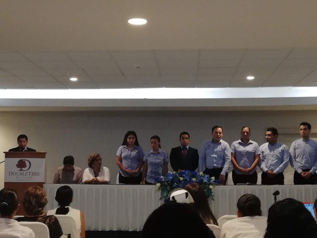 ameemcti's tweet photo. DR. Oscar Cabrera Avendaño, presidente de la AMEEMCTI, realiza la toma protesta al Comité Directivo de la Asociación Veracruzana de Enfermeras en Terapia Intensiva (AVETIAC), que preside  Emanuel Arroniz González, en el simposio “Tópicos Selectos en Cuidados Intensivos”. https://t.co/4kmUQaIjiU