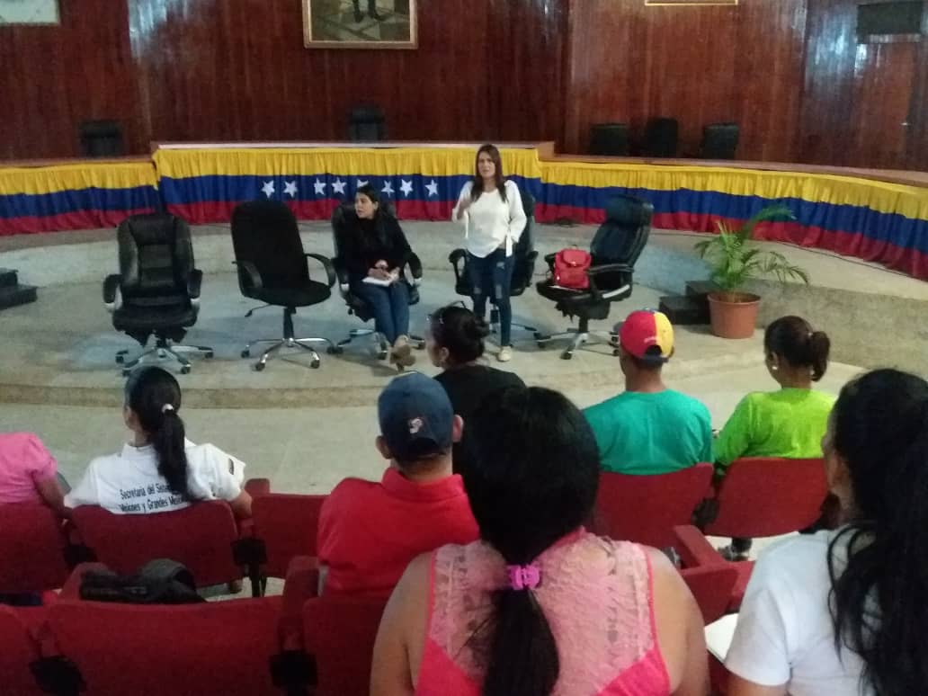 MariaVallenil15's tweet photo. #Hoy01Oct junto a mis Colegas Diputados Beatriz Jimenez representante  @CLAPMonagas y Julio Castillo en organización para continuar con el despliegue de Recuperación Económica con @MSVMONAGAS1 y todo el equipo de Gobierno de nuestra Gobernadora @yelitzePSUV_ https://t.co/xUv4HpklVE
