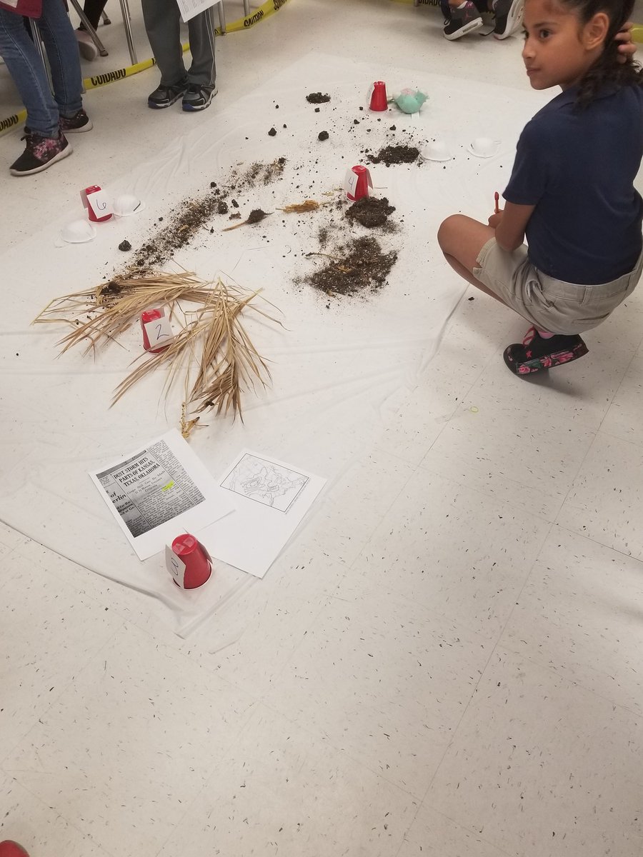 Cynthia_DWS's tweet image. WIN students working on their detective skills making observations and inferences! @DW_K8S @CAragon_CI #TextDetectives #TeamSISD