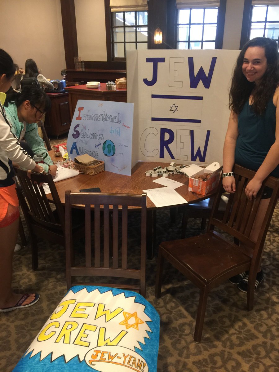 WestoverApply's tweet photo. Westover students are signing up for clubs! There's good food, good music, and good vibes. Can't beat that :) #WestoverApply #Westoverclubs @WestoverRasin https://t.co/p7fZzIrjzp