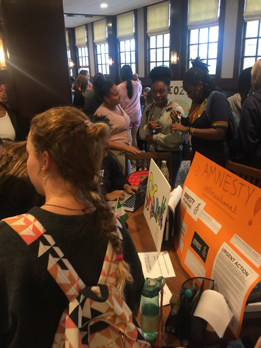 WestoverApply's tweet photo. Westover students are signing up for clubs! There's good food, good music, and good vibes. Can't beat that :) #WestoverApply #Westoverclubs @WestoverRasin https://t.co/p7fZzIrjzp