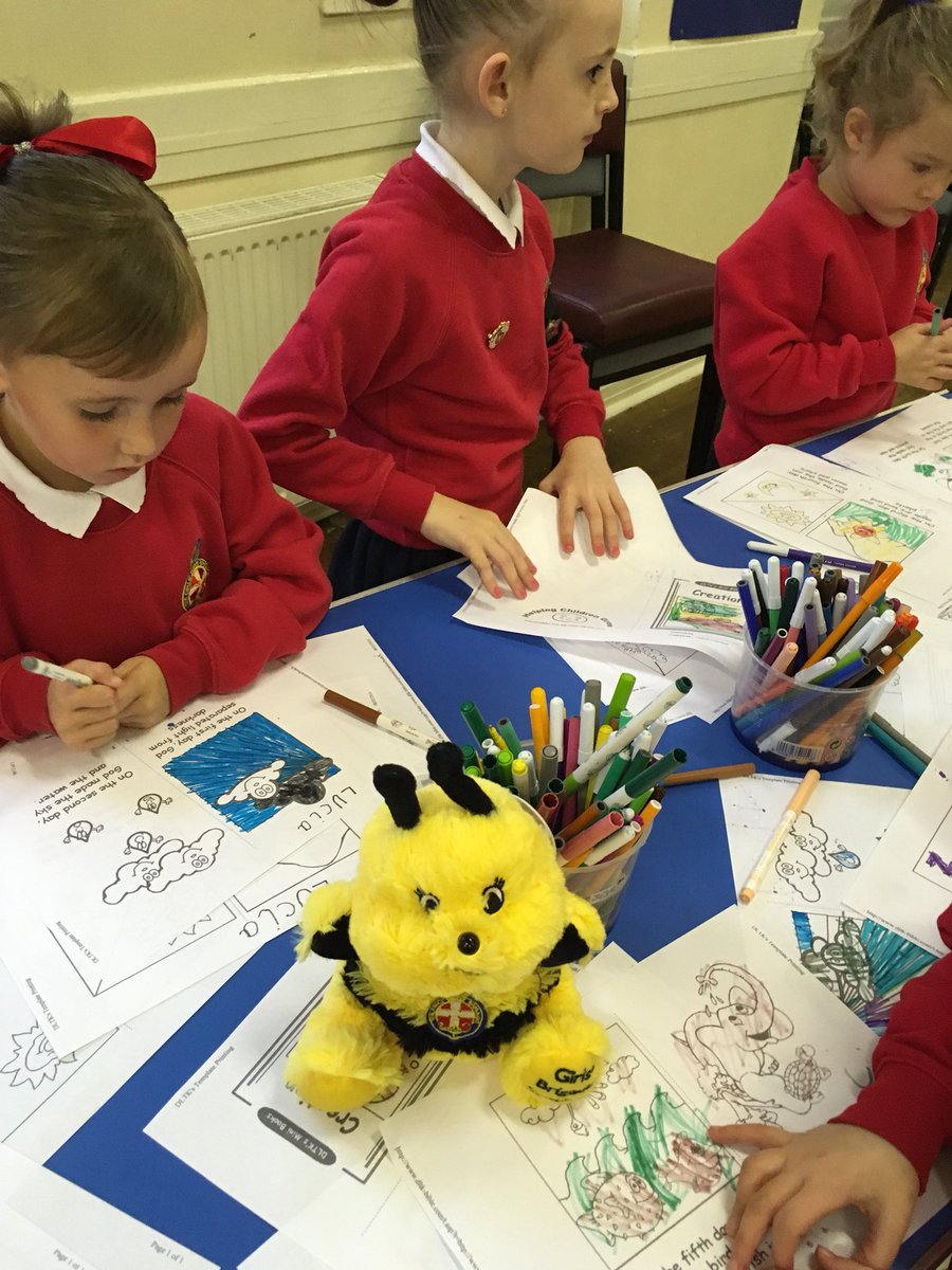 BeelindaGb's tweet photo. My head is spinning! Another fun night with the Explorers and Juniors at #1stCaldercruix. We’ve got homework for next week .... draw a picture of something we can’t live without! Hmm..got my pencil and paper at the ready! L8rs everyone! #GBistheplacetobee #gbinscotland https://t.co/i59I7Naw1h