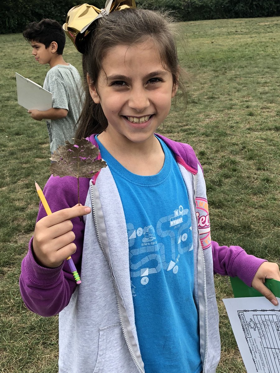 MrsFox209's tweet image. Completed a scavenger hunt and explored our environment while looking for living and non-living organisms! Bringing science to life! #cridgepride #thirdgradescientists #handsonlearning