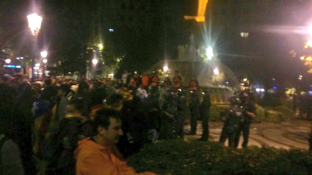 CDRsLleida's tweet photo. Companyes ens informen que fa uns minuts els Mossos han carregat contra les persones que s'havien quedat a la Subdelegació. Ara mateix han ampliat el cordó fins la font. https://t.co/nG8S7MvFww