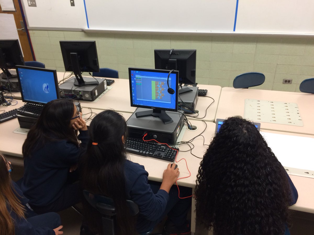 MrA108's tweet photo. @FUSE_levelup Students working on their challenges together. https://t.co/5O6ALa9Y7n