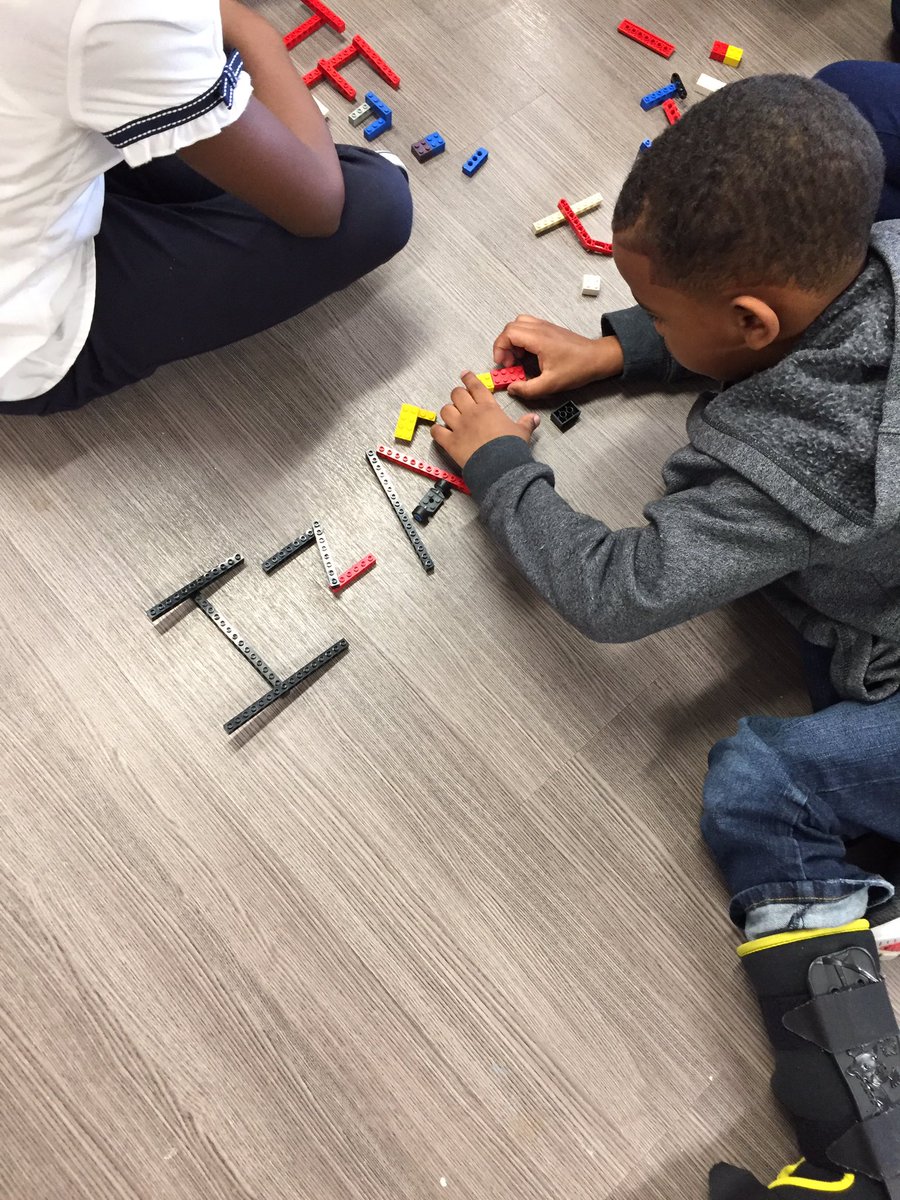 MrsStalkerHMC's tweet photo. First STEAM clubs of the year w/the fab @laineyj_HMC1  #newkidsontheblock #STEAM #HMC1BeyondTheDream #compass #3rdgraderocks https://t.co/30v7ZxC16k