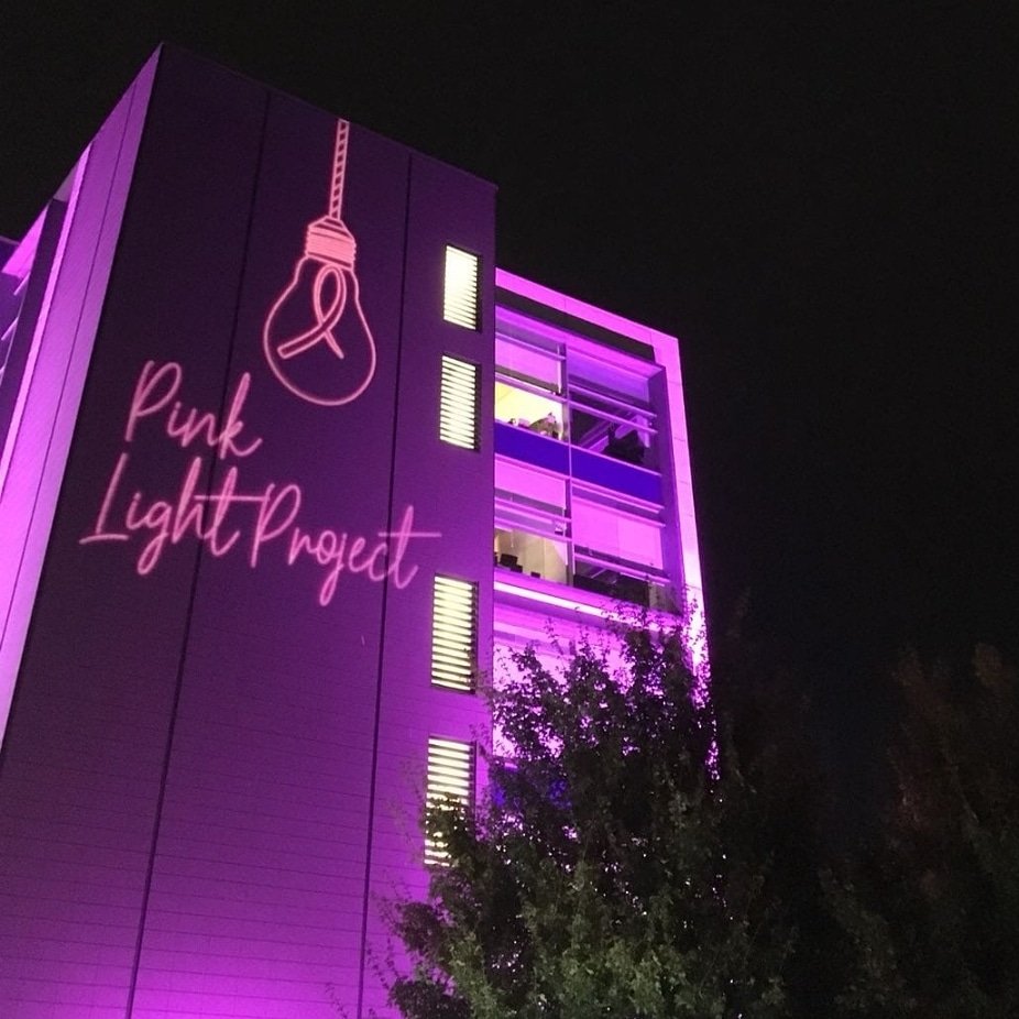 Avon_UK's tweet image. We’re lighting up our HQ pink this #BreastCancerAwarenessMonth to launch our #PinkLightProject 🎀 Together with @CoppaFeelPeople We&apos;ll help to shine a light for the 25% of women in the UK who are still unsure on how to check their breasts.
