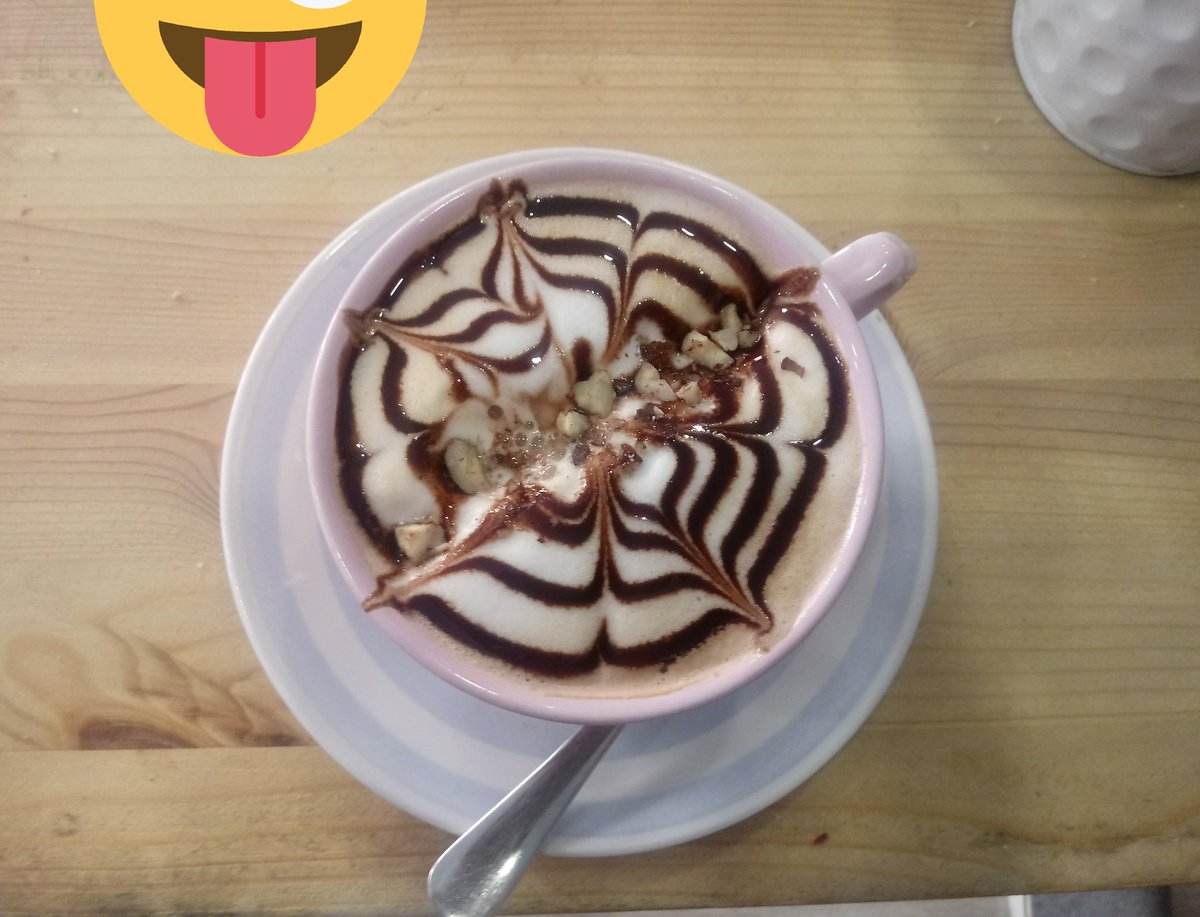 Pollito324's tweet image. Tomando un capuchino de avellanas que rrico🍵