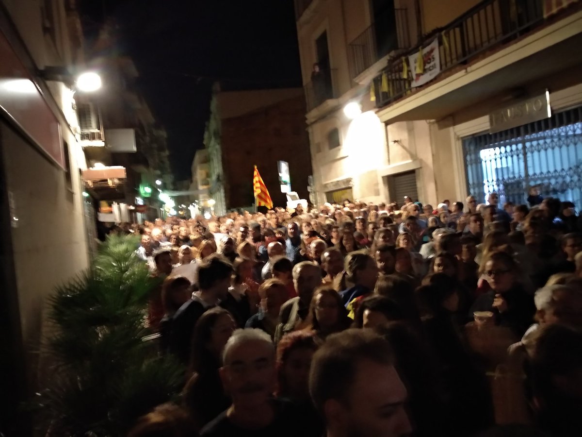 VallsAdr's tweet photo. Avui a #Valls hem vist que hi ha un poble determinat a no fer un pas enrere!
Ni oblidem, ni perdonem, ni deixarem en mans dels pactes polítics la construcció de la #RepúblicaCatalana
Endavant!
#TardorCalenta
#1octAlCarrer https://t.co/d8h7Itnfh5
