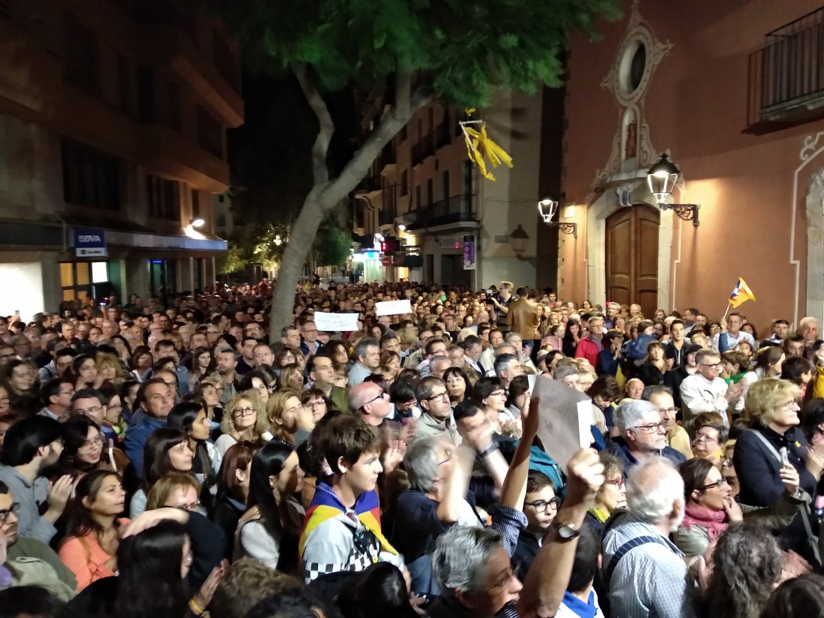 VallsAdr's tweet photo. Avui a #Valls hem vist que hi ha un poble determinat a no fer un pas enrere!
Ni oblidem, ni perdonem, ni deixarem en mans dels pactes polítics la construcció de la #RepúblicaCatalana
Endavant!
#TardorCalenta
#1octAlCarrer https://t.co/d8h7Itnfh5