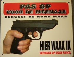 NielsMeekes's tweet photo. Altijd leuk die wandelingetjes over het Banninghof. Dit bordje zat op 't raam naast de voordeur geplakt 😅 #banninghofleven #flatjes https://t.co/dHtUVeTrmw