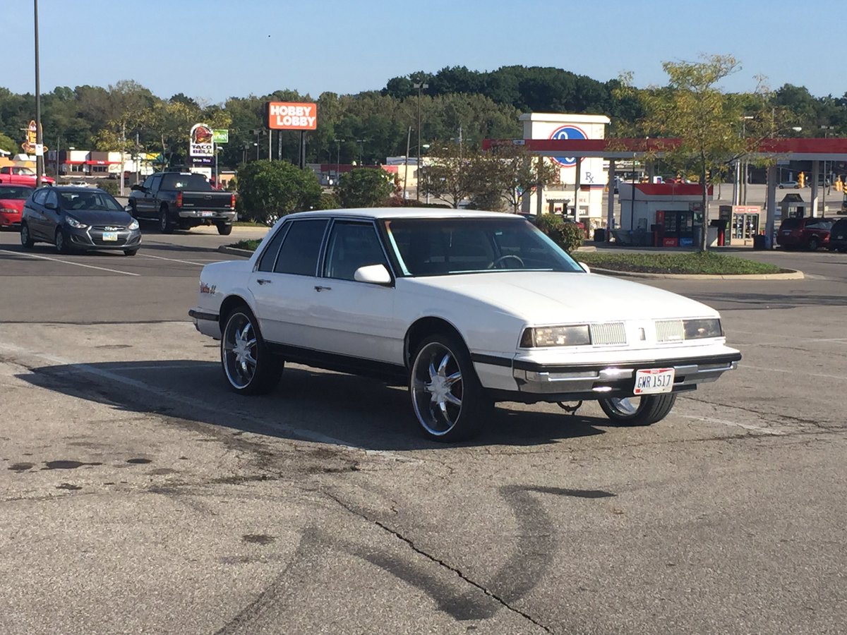 LoudOhioDem's tweet image. When I was running errands yesterday, I found one of the most Mansfield cars ever. I'm not sure if it's sound economics to have rims that are more valuable than the car. #MansfieldGonnaMansfield #Delta88