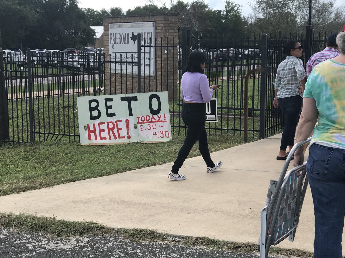 Huge turnout at <a href="/BetoORourke/">Beto O'Rourke</a> rally in Elgin!!