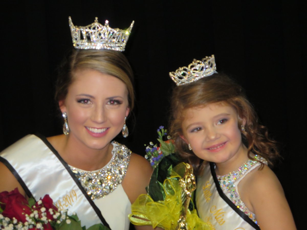 NashEnterprise's tweet photo. Marley Gray Winstead of Southern Nash High wins 2018 Miss Pumpkin Queen pageant in #SpringHopeNC; 4-year-old Avery Baker crowned Little Miss Pumpkin Queen - https://t.co/yROcxnWUqU https://t.co/AY53i6utCu