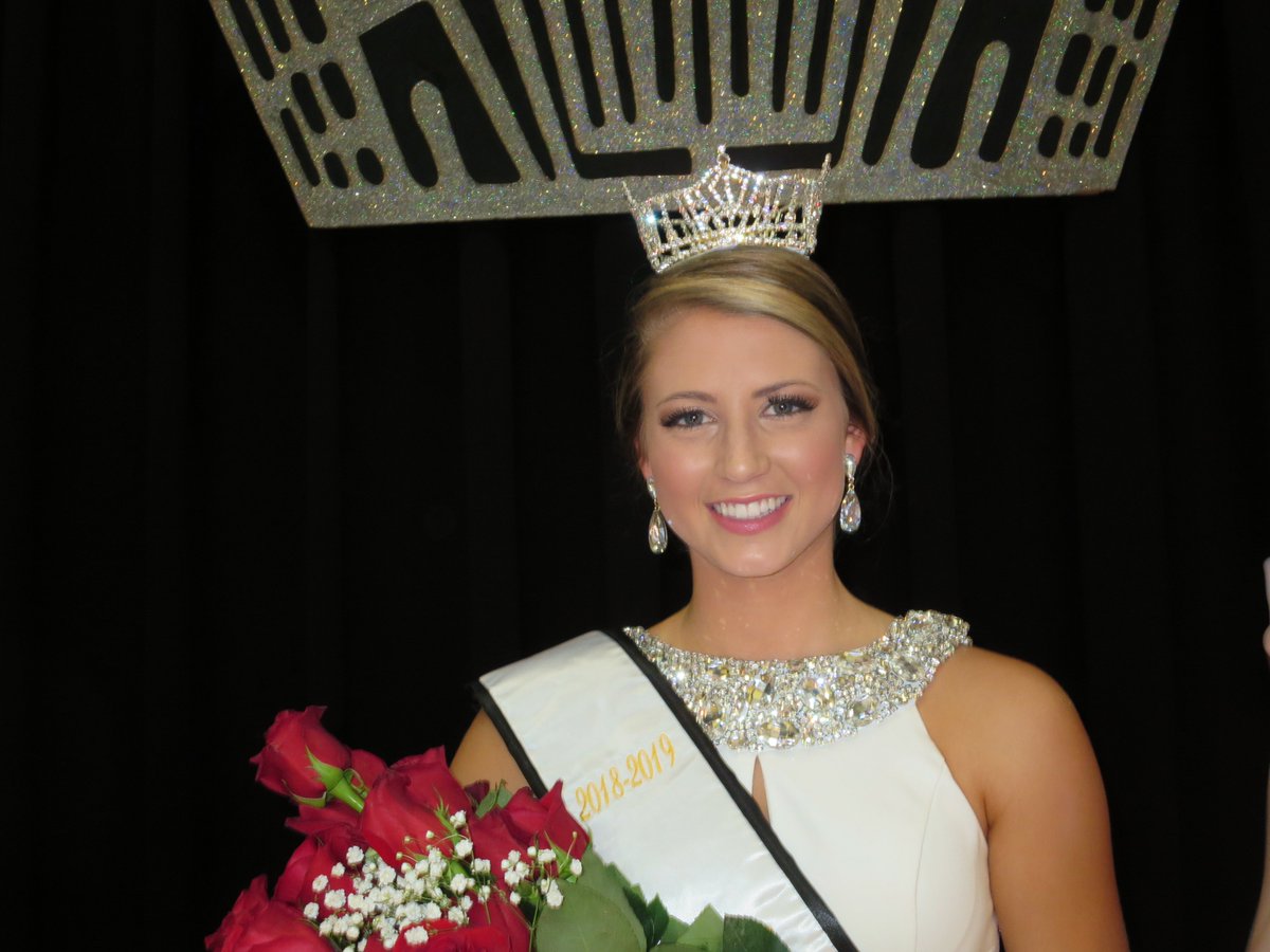 NashEnterprise's tweet photo. Marley Gray Winstead of Southern Nash High wins 2018 Miss Pumpkin Queen pageant in #SpringHopeNC; 4-year-old Avery Baker crowned Little Miss Pumpkin Queen - https://t.co/yROcxnWUqU https://t.co/AY53i6utCu