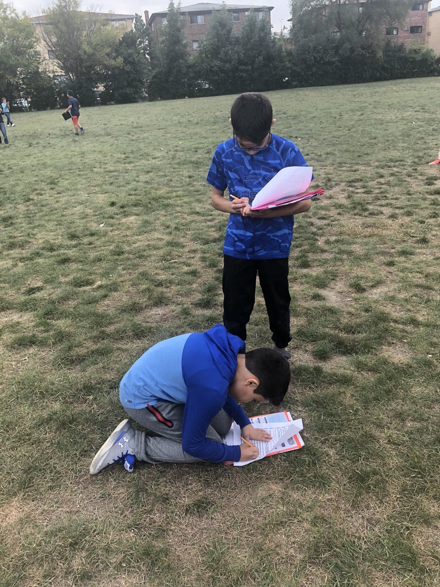 MrsElayan213's tweet image. We are on the hunt for living and non-living organisms on this beautiful day! 🦋 🌳 #CRidgepride #thirdgradescientists