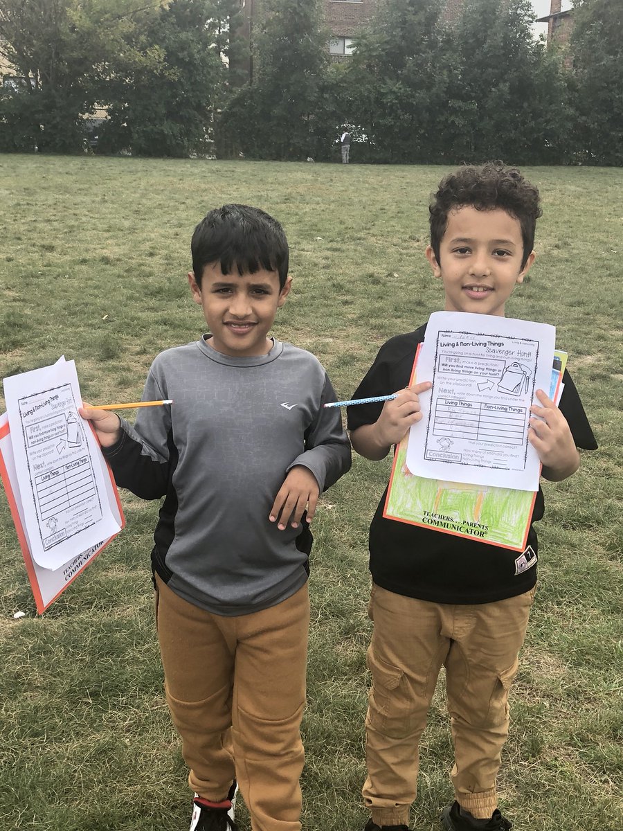 MrsElayan213's tweet image. We are on the hunt for living and non-living organisms on this beautiful day! 🦋 🌳 #CRidgepride #thirdgradescientists