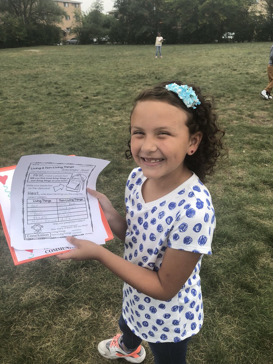 MrsElayan213's tweet image. We are on the hunt for living and non-living organisms on this beautiful day! 🦋 🌳 #CRidgepride #thirdgradescientists