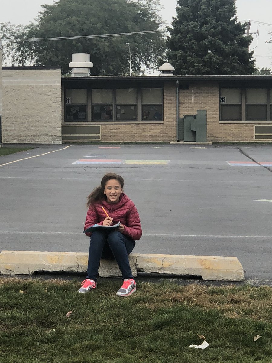 MrsElayan213's tweet image. We are on the hunt for living and non-living organisms on this beautiful day! 🦋 🌳 #CRidgepride #thirdgradescientists