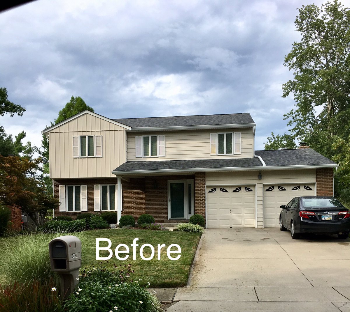 TransformedInt's tweet image. Another amazing exterior paint transformation! I love the @SherwinWilliams Gauntlet Gray siding, the Outerspace shutters &amp;amp; the Pure White trim! These colors look fantastic together! #SWColorLove #paintcolors #exteriorpainttransformation #interiordesigner