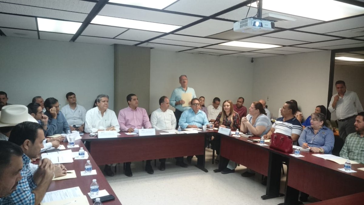 PatricioRoblesL's tweet photo. Hoy estuvimos en la @saygsinaloa junto con el Secretario @ChuyValdesP  en reunión de FOFAE https://t.co/iegtAXZBeR