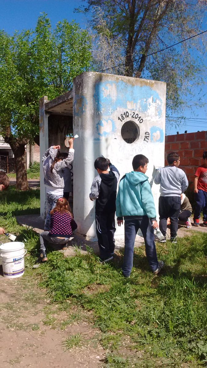CarlosEspsito2's tweet photo. Alumnos del CEC 802 Mechita.Preparativos para Intervencion de la garita durante la semana del Arte https://t.co/yFjNmKfPNK
