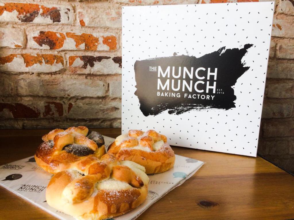 themunchmunch's tweet photo. Para morirse del sabor! 
Prueba nuestra Muertconcha rellena de nutella o queso Philadelphia con mermelada de frambuesa 🤤 Mezcla de Pan de Muerto con Concha
.
#GetMunched
#TheMunchMunch #BakingFactory #PlazaLasVilas #Muertconcha #cake #Pan #Artesanal #Pastelería #Postres #Dessert https://t.co/KLqzqxyDh1