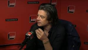 🎤 @Benjamin_Biolay : "Il a abordé des thèmes sociaux extrêmement importants à une époque où les chanteurs, moi le premier d'ailleurs, chantent des amourettes"

#CharlesAznavour 
#AznavourParAznavour 

franceinter.fr/emissions/homm…