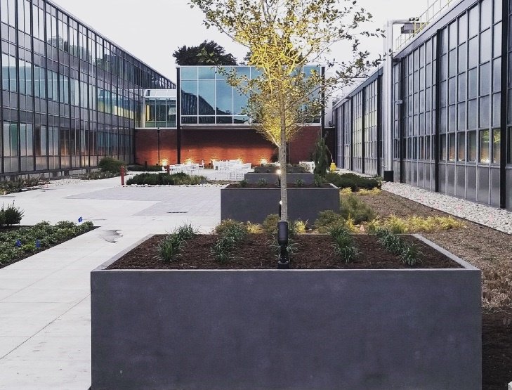 HeritageandComp's tweet photo. COMPLETED PROJECT: This beautiful and tranquil courtyard is ready for employees to enjoy! 

Studies show that people who take short breaks throughout the work day are more productive than those who stay at their desk all day. 
#TeamHeritage #hardscape #paverpatio #courtyard https://t.co/VMwGTFg9wK