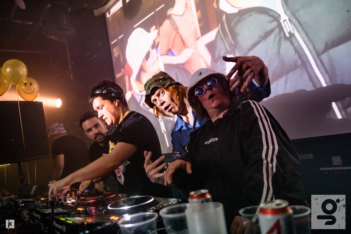 Leonnnnnnnnnnnn's tweet image. Highlight of my weekend 😂 what a night at gorilla #kevinandperrygolarge