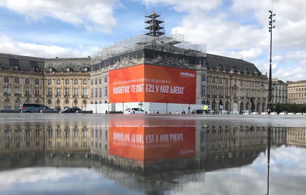 La compagnie aérienne <a href="/easyJet/">easyJet</a> a mis en place une affiche à l'envers sur la Place de la Bourse, dans le centre de Bordeaux, pour qu'elle puisse se lire grâce au reflet sur le Miroir d'Eau ! 👌🏼 #Bordeaux #affichage #easyjet

Sources : Clémentine Dupouy et Mathias Castella