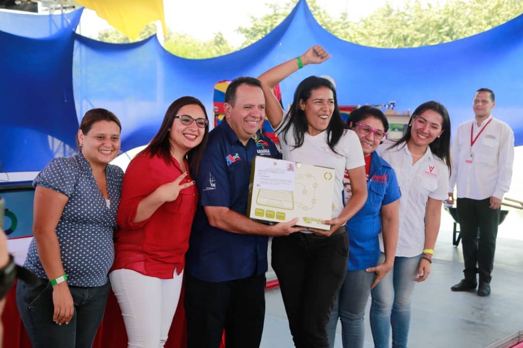 RMarcoTorres's tweet photo. Durante la inauguración de este complejo educativo cumplimos las instrucciones de nuestro presidente @NicolasMaduro e hicimos entrega de útiles, uniformes y Canaimas a estudiantes y maestras #JuventudAClases https://t.co/UWmt6lhGUg
