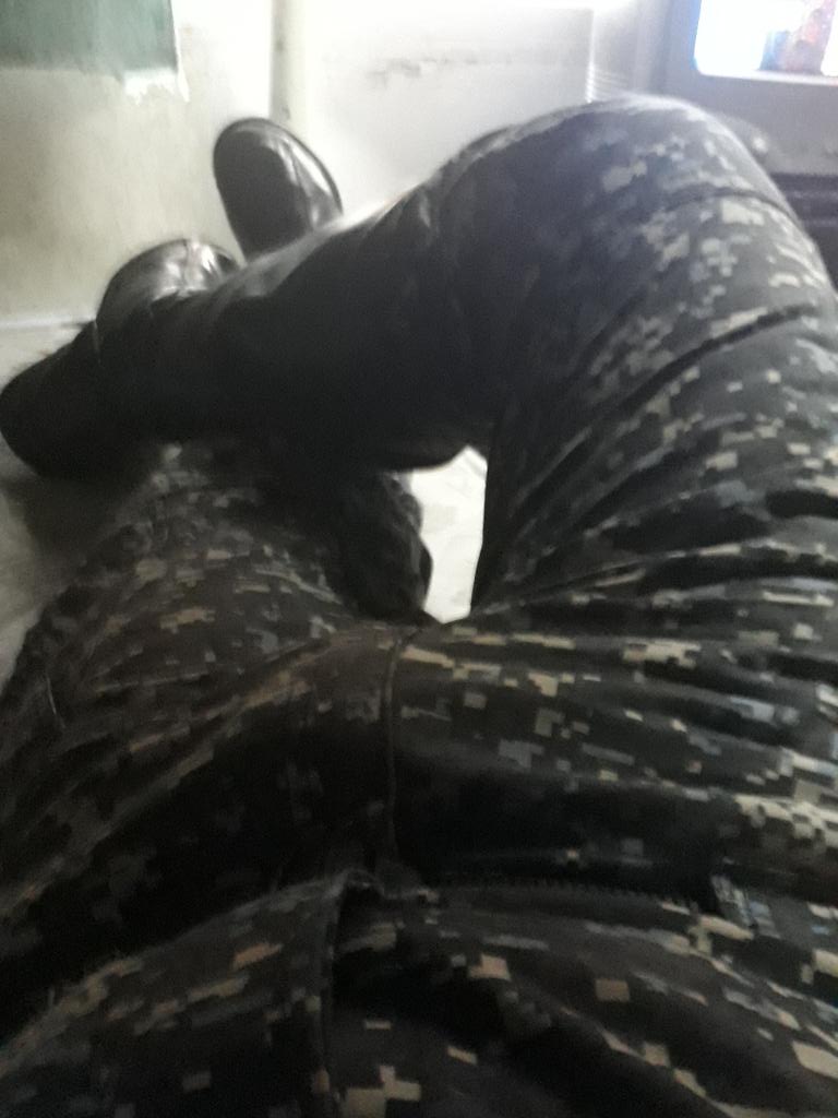 _ThePoliceman_'s tweet photo. Llegando a la casa cansado... Con ganas de que me quiten las botas y el uniforme. 

Dale RETWEET si vendrías a mamarme la verga uniformado. https://t.co/RVJKC2W5qb