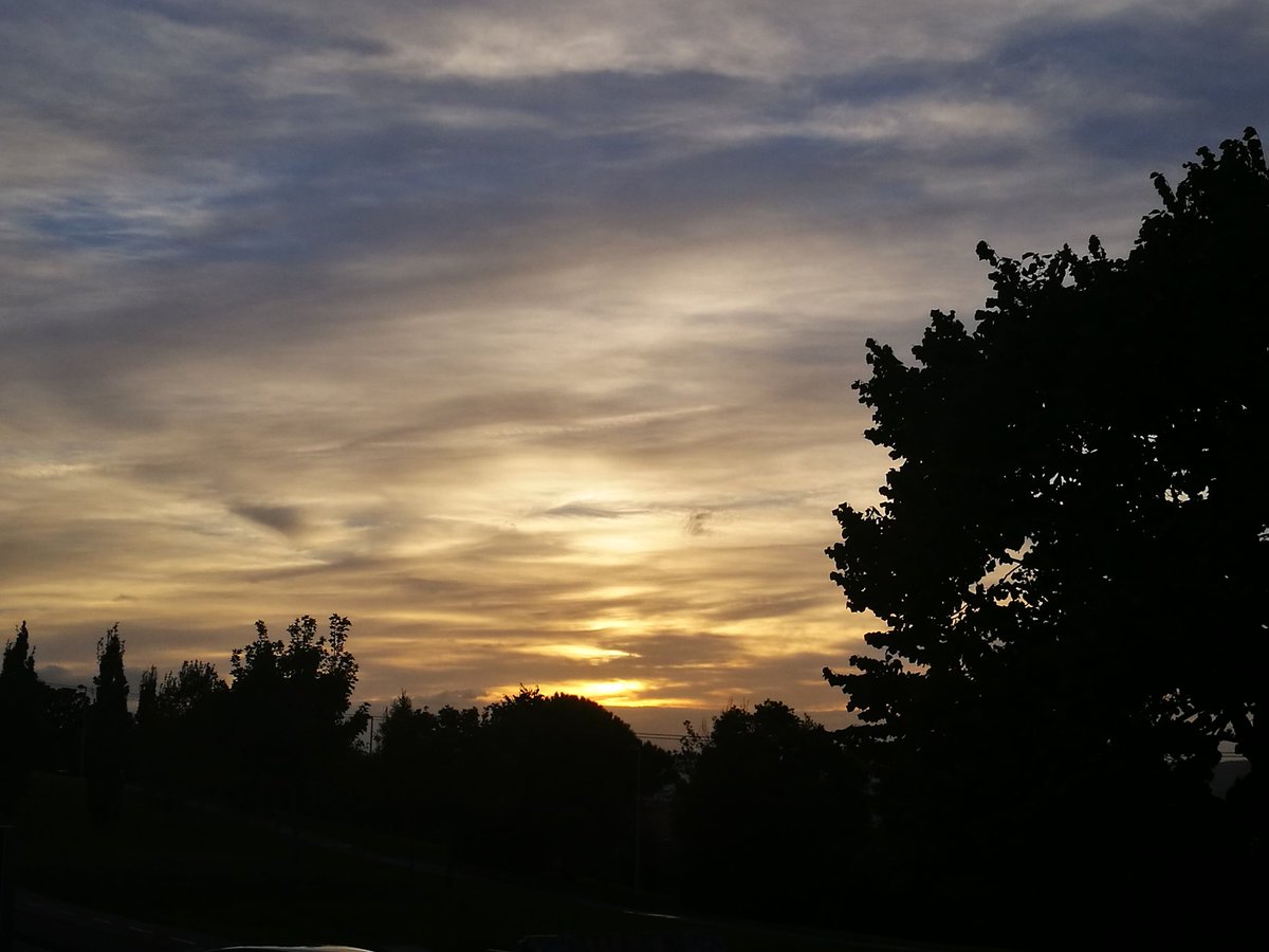 Leslyfotografa's tweet photo. Cae la noche y el espectáculo celestial aparece!
#nubesdetuciudad #atardeceres #atardeceresmágicos #gijon #Asturias #langscape #cielosqueenamoran @javioru @anamaria190977 @aMaRu75 @eltiempotpa @elcomerciodigit #FelizLunes #Meteosat https://t.co/JUGuTvlp10