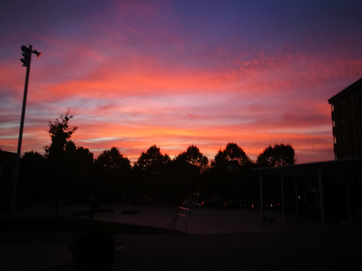 Leslyfotografa's tweet photo. Cae la noche y el espectáculo celestial aparece!
#nubesdetuciudad #atardeceres #atardeceresmágicos #gijon #Asturias #langscape #cielosqueenamoran @javioru @anamaria190977 @aMaRu75 @eltiempotpa @elcomerciodigit #FelizLunes #Meteosat https://t.co/JUGuTvlp10
