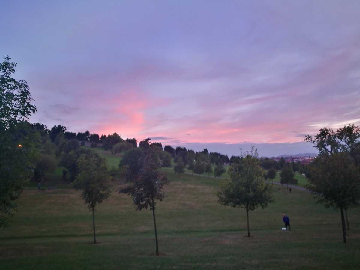 Leslyfotografa's tweet photo. Cae la noche y el espectáculo celestial aparece!
#nubesdetuciudad #atardeceres #atardeceresmágicos #gijon #Asturias #langscape #cielosqueenamoran @javioru @anamaria190977 @aMaRu75 @eltiempotpa @elcomerciodigit #FelizLunes #Meteosat https://t.co/JUGuTvlp10