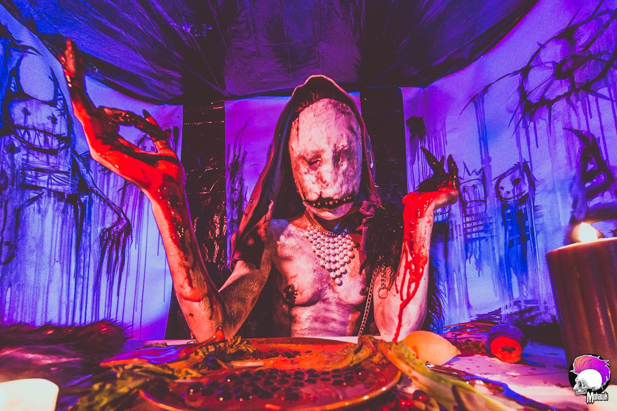 WeirdArizona's tweet photo. Come one come all to the darkest art show of them all.
Join me this Thursday October 4  for the opening night of @sidebarphx presents shakenhallow 
Meet the artist himself and see all of his dark creepy works!  21+ No cover Drink Specials Live Dj 
#phxart #phoenix #sidebar #dtphx https://t.co/O8Y89kIHPx