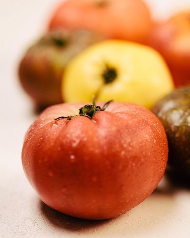 gelsonsmarkets's tweet photo. We’re talking heirloom tomatoes with San Diego’s very own #BeWiseRanch! Did you know that a tomato’s color can tell you a lot about what it will taste like? True story! Get the details: link in profile.
.
.
.
#Gelsons #ilovegelsons #gelsonsmarkets #lifet… https://t.co/swJcADjg6U https://t.co/P2y4WDRuwO