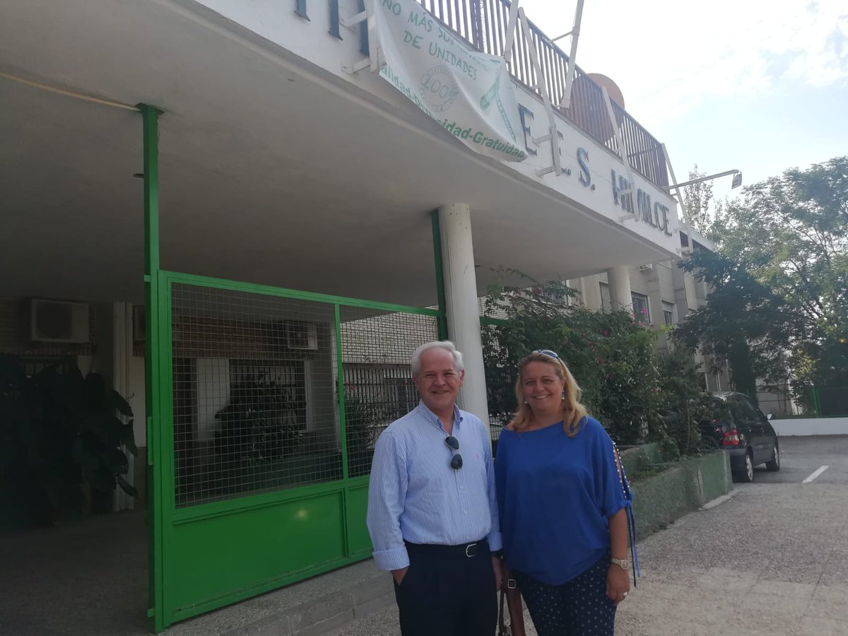auxidelolmo's tweet photo. El @linarespp acompaña a nuestros parlamentarios @jamiranda_a y @ameliapalacios3 en las visitas realizadas a los centros educativos #IESHimilce,#CEIPVirgenLinarejos,#PadrePoveda.La Junta es responsable d las necesidades q presentan.Gran labor d los docentes y personal cualificado https://t.co/yz2NlbZvDd